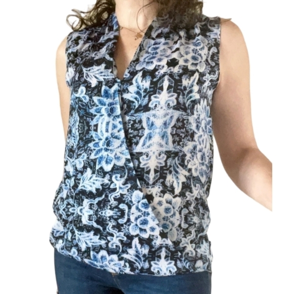 Chelsea28 Faux Wrap‎ Sleeveless Floral Blouse Loose Blue Pullover Lightweight V - Picture 1 of 13